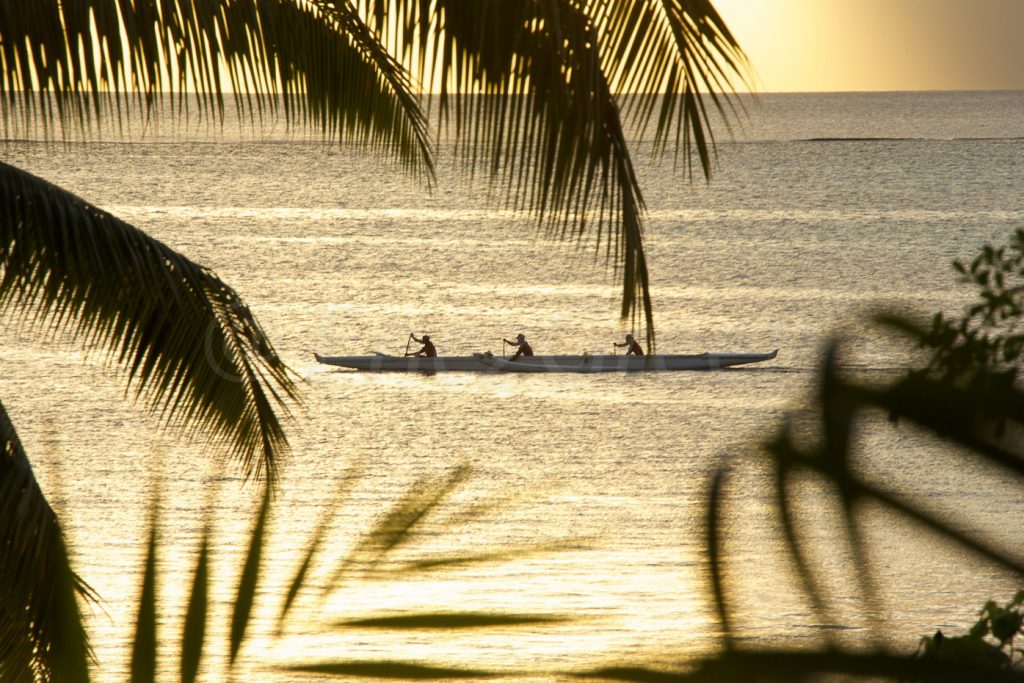 Pirogue dans le lagon en Polynésie