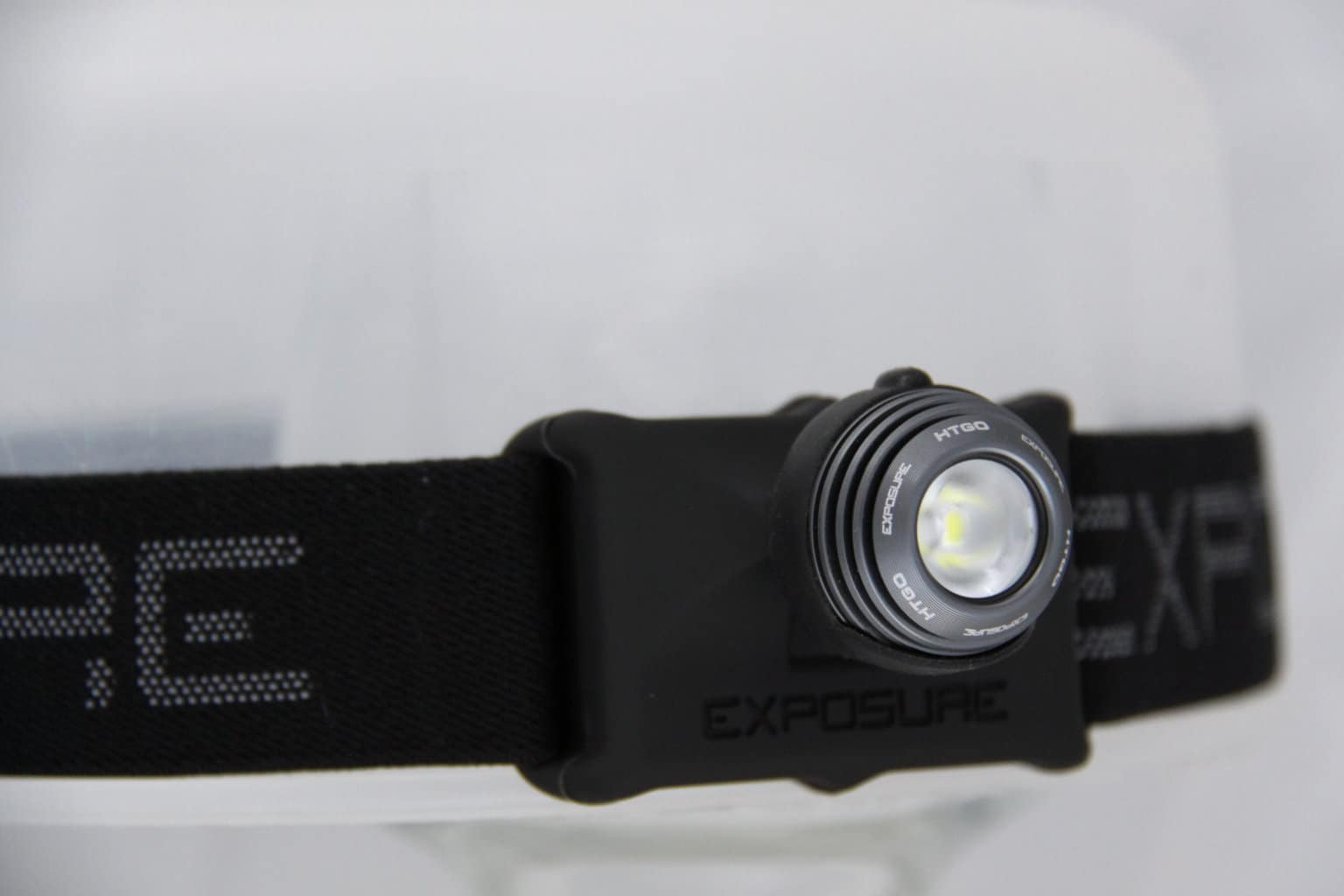 Matériaux premium ABS et aluminium assurant légèreté et durabilité de la lampe